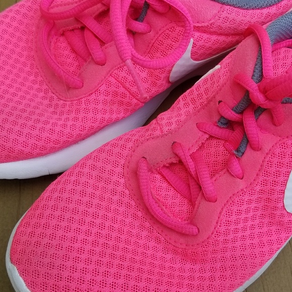 hot pink nike tanjun